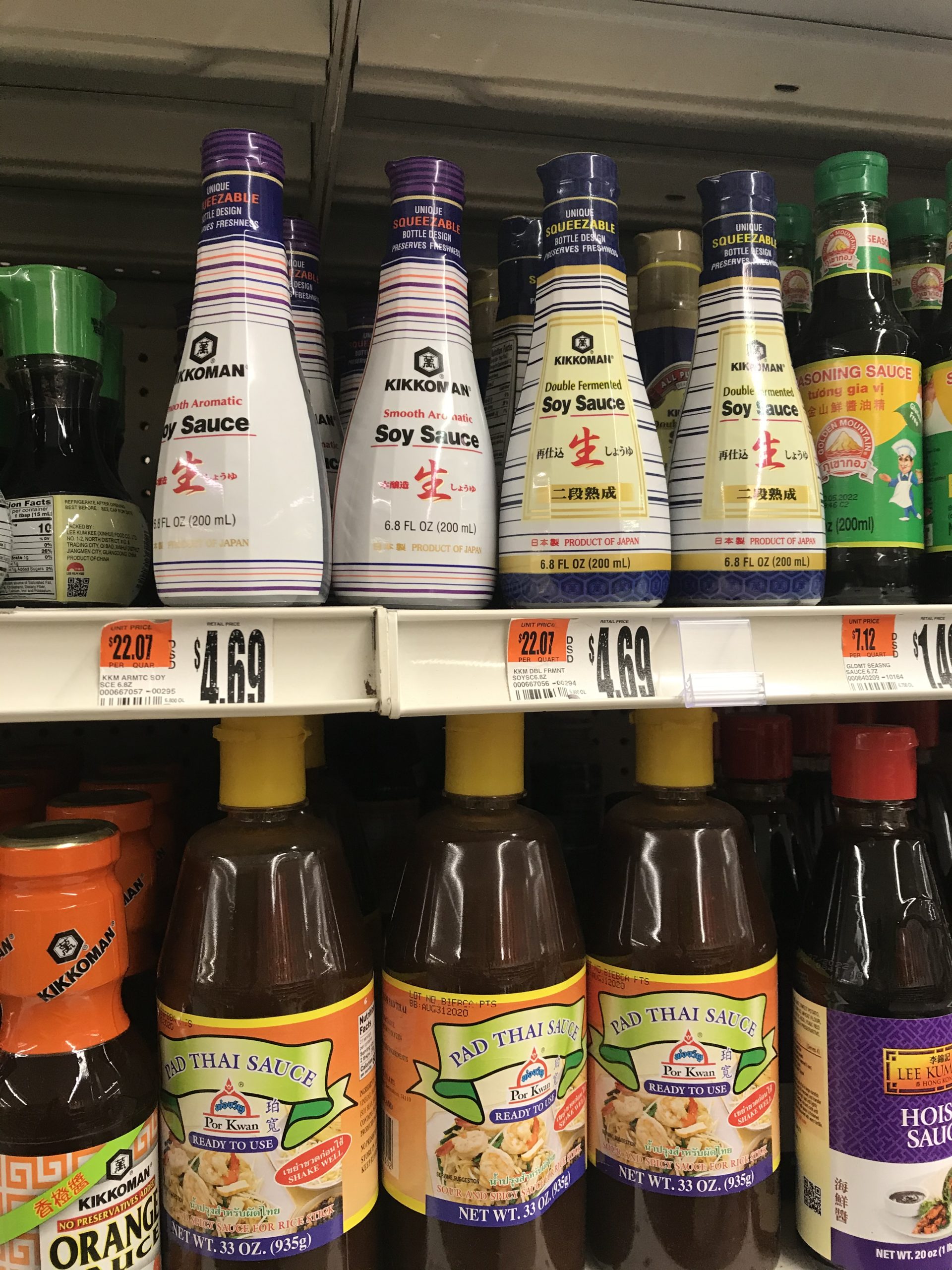 アメリカの一般スーパーでキッコーマンの醤油が陳列されている画像